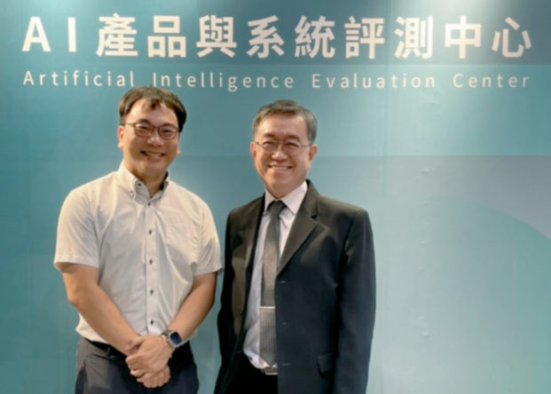 資安院副院長龔化中(右)與工研院資通系統與資安組組長王邦傑(左)為AIEC評測中心發布語言模型基準評測結果。