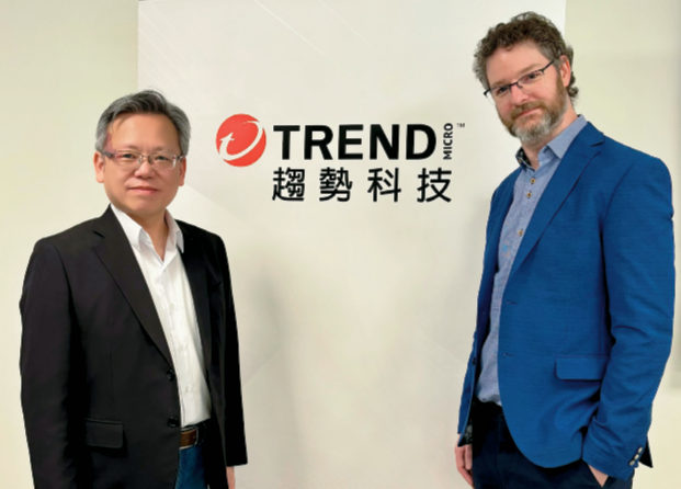 趨勢科技台灣區總經理洪偉淦(左)與趨勢科技網路犯罪研究前瞻威脅研究總監Robert McArdle(右)指出,面對網路犯罪態勢走向代理式,主動部署AI來對抗AI攻擊,已是資安產業必然的發展趨勢。