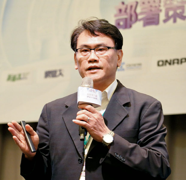 金屬工業研究發展中心能源與精敏系統設備處處長邱振璋表示,生成式AI可擴充訓練資料與現場變異條件,協助製造業突破瑕疵檢測等應用瓶頸。
