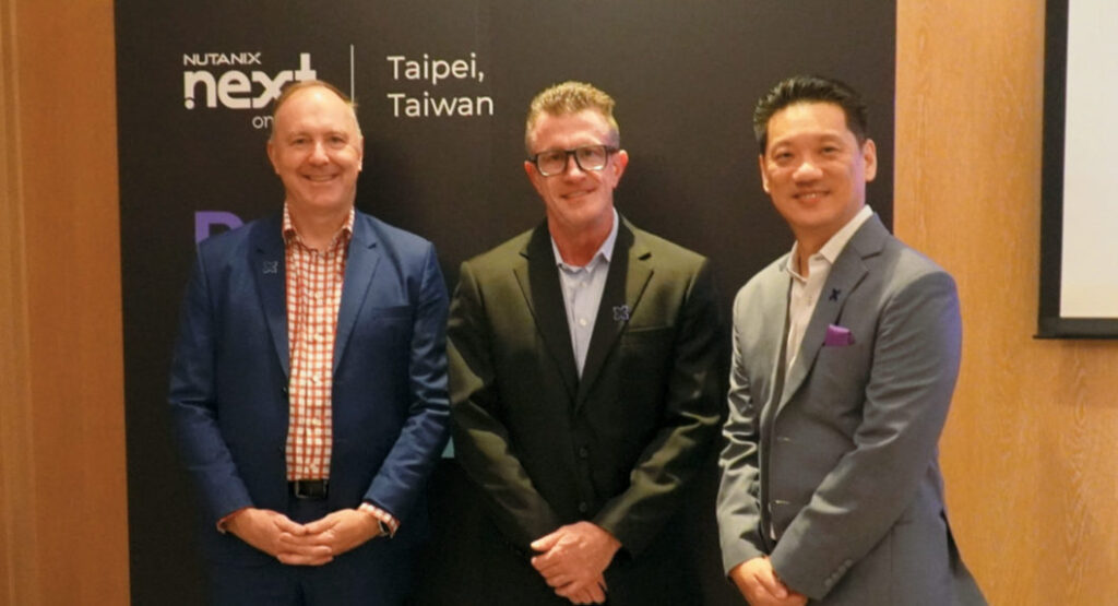 Nutanix亞太及日本地區副總裁暨總經理Jay Tuseth(左)、全球技術資深副總裁Mike Phelan(中)、台灣總經理劉國龍(右)共同闡述以統一資料平面與控制層支援虛擬機、Kubernetes與AI推論的多雲架構戰略。