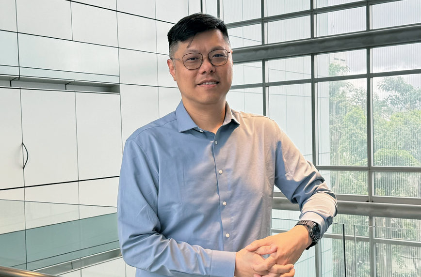叡揚資訊副總經理符文藻指出,企業導入AI應先盤點流程與資料品質,搭配RAG、權限控管與人機協作機制,讓AI融入日常作業並可稽核、可持續擴展。