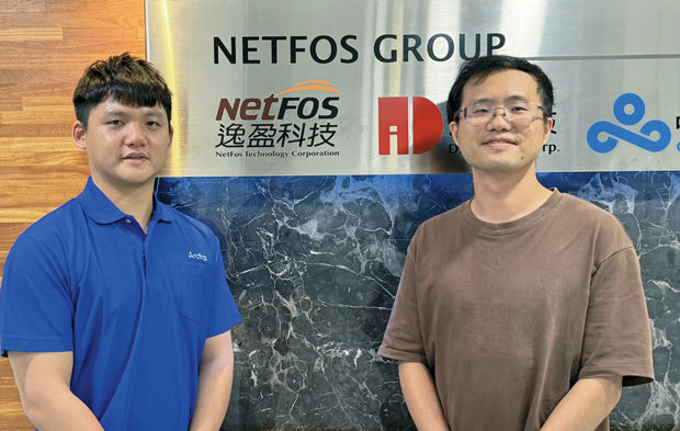 逸盈雲端應用整合部工程師王軍凱(左)與資深技術顧問鄭兆良(右),說明Arcfra Neutree AI Platform如何整合GPU資源、模型治理與推論維運。