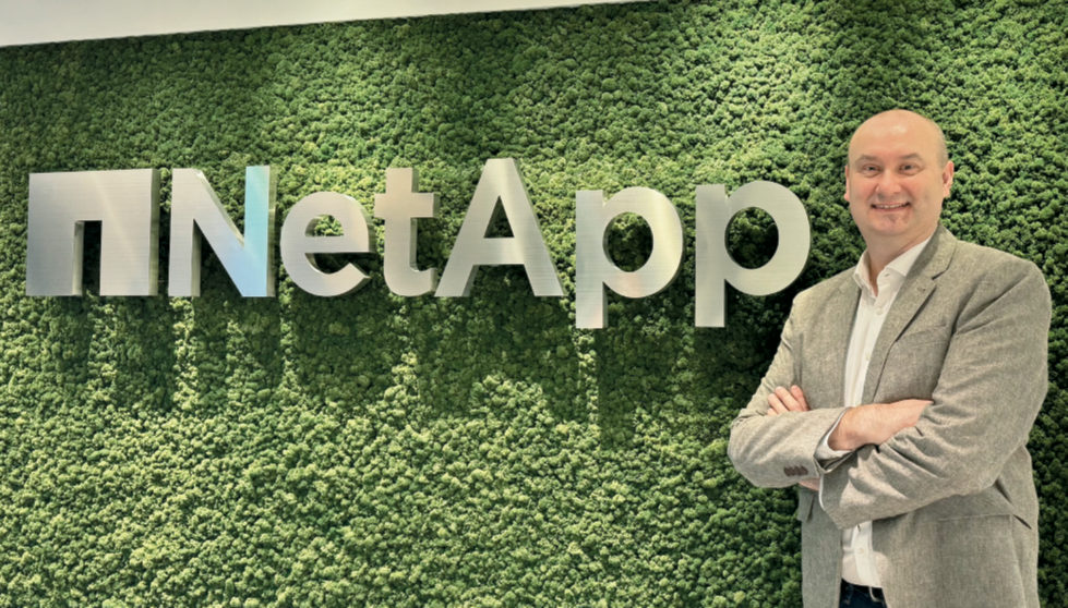 NetApp金融服務業技術長Steve Rackham建議,隨著金融服務持續往混合雲、多供應商與多工作負載方向邁進,唯有掌握資料流動性、保護性與主權控制權,才能真正落實智慧營運的願景。