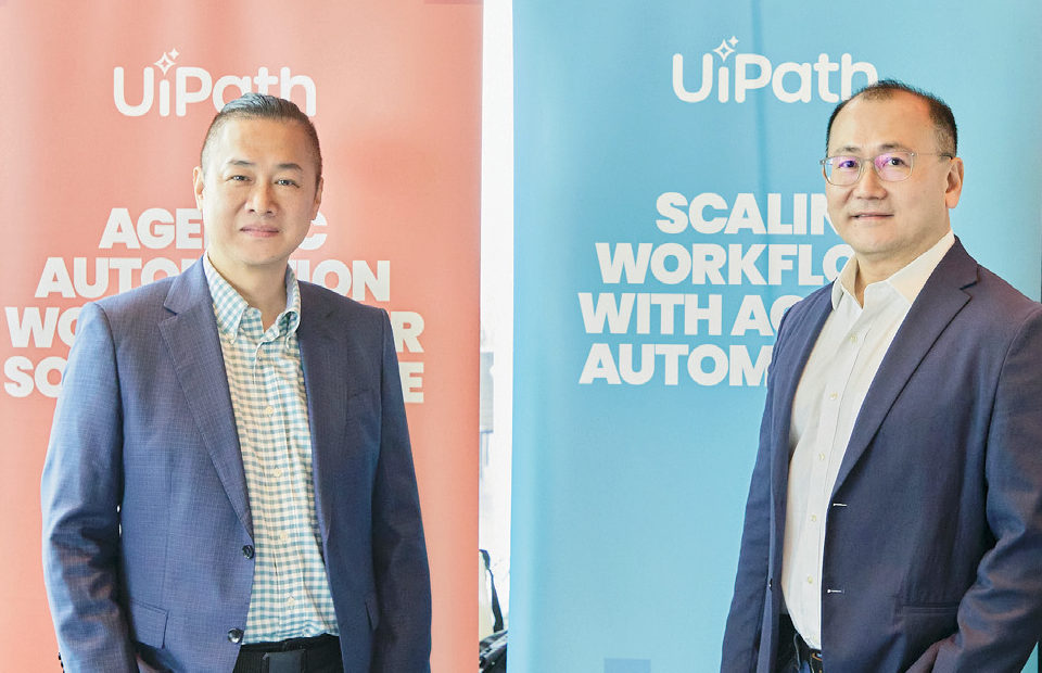 UiPath大中華區區域副總裁陳名璋(右)與首席銷售工程師蔡明哲(左)指出,單靠AI模型不足以支撐企業運作,須透過嚴謹的流程編排與治理,才能將AI轉化為安全可控的生產力。